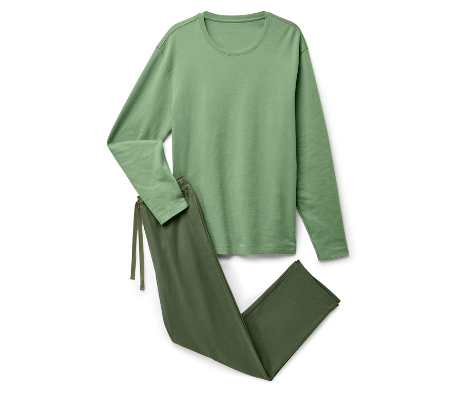 Zielona piżama z długim rękawem i spodniami leży na białym tle.