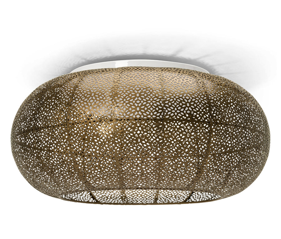 Złota lampa sufitowa z ozdobnym, perforowanym wzorem.