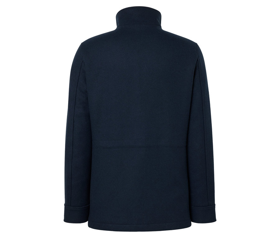 Widok z tyłu granatowego płaszcza ze stójką.