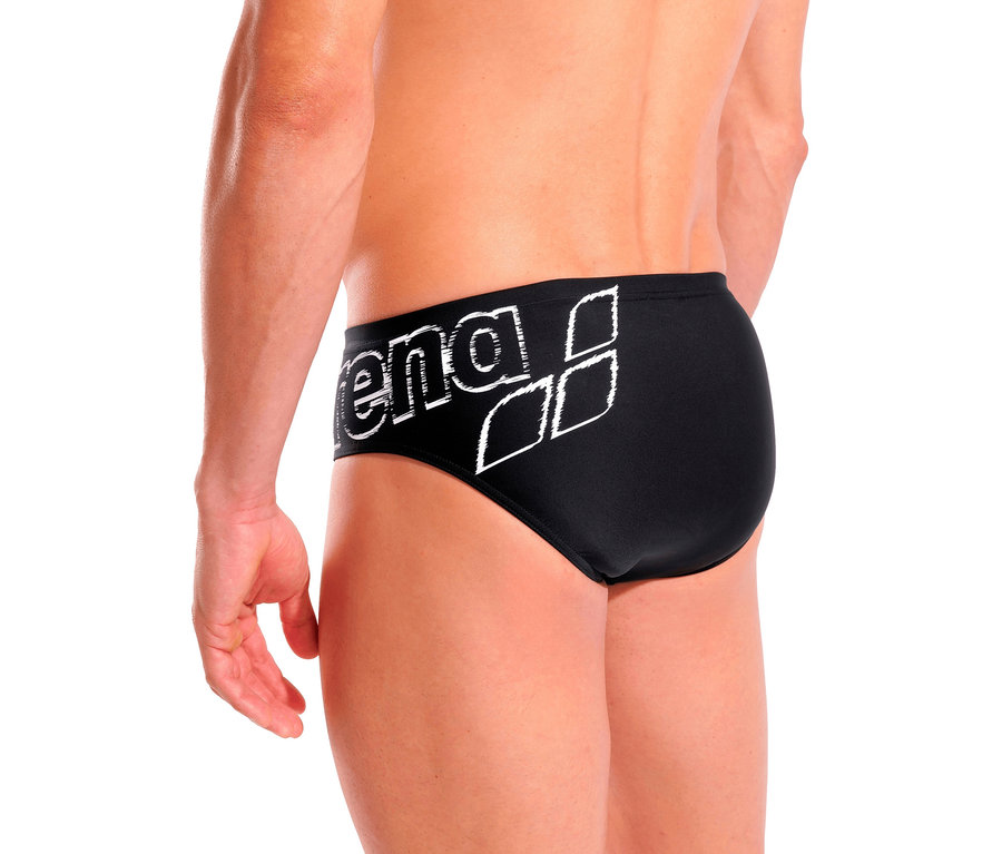 Mężczyzna pozuje w czarnych kąpielówkach arena Scratchy.