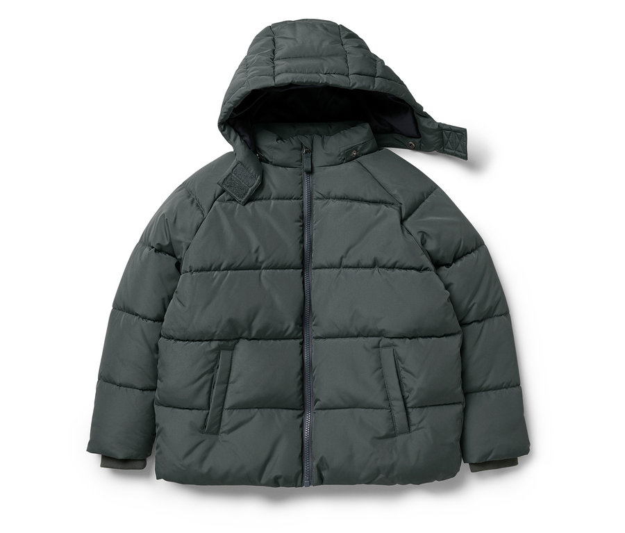 Szara kurtka puchowa z kapturem leży na białym tle.