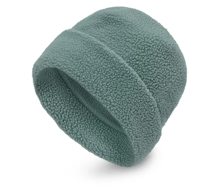 Niebiesko-zielona czapka beanie z polaru na białym tle.