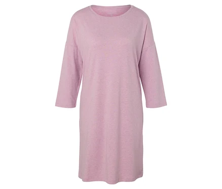 Różowa sukienka typu T-shirt z rękawami o długości 3/4.
