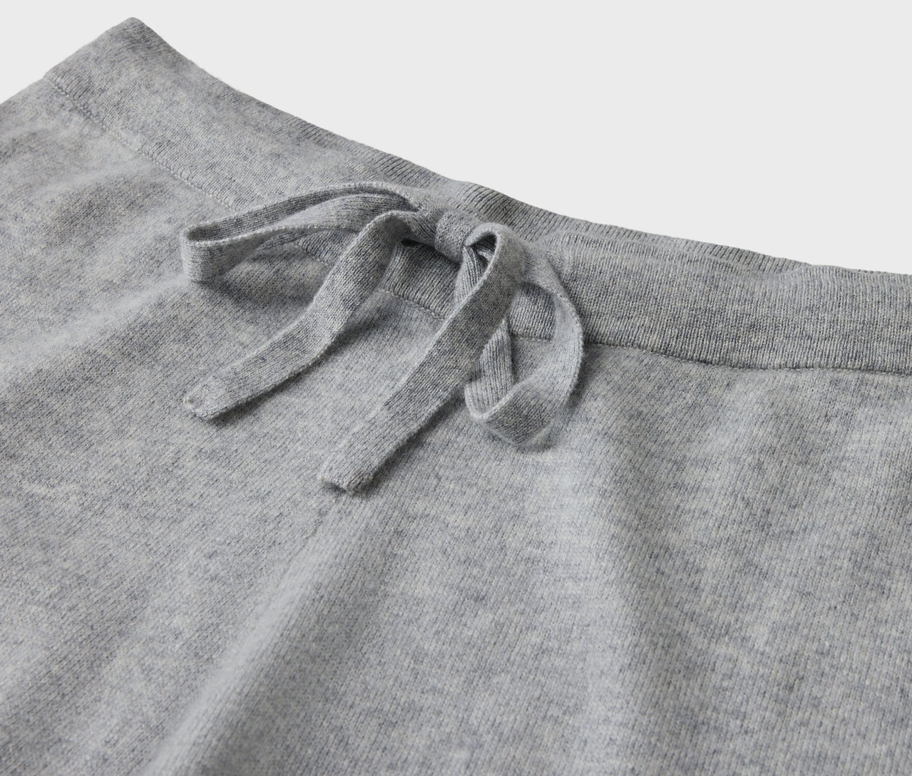 Zbliżenie na szare spodnie dresowe ze sznurkiem.