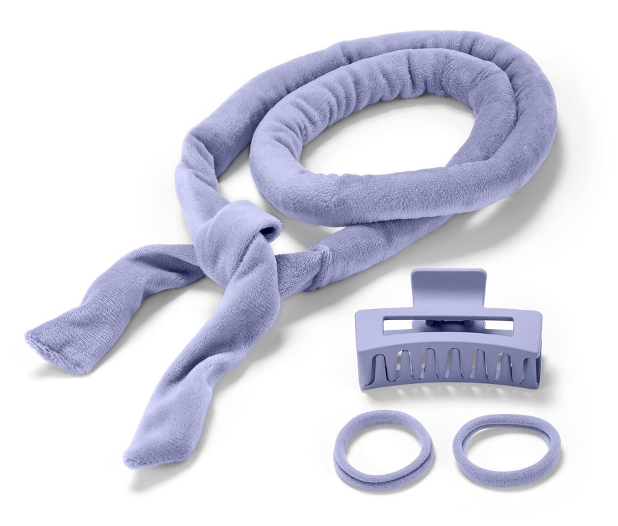 Liliowy wałek do włosów frotte, klamra do włosów i dwie gumki do włosów na białym tle.