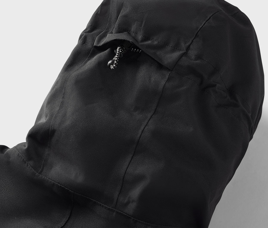 Szczegół czarnego kaptura kurtki ze sznurkiem.
