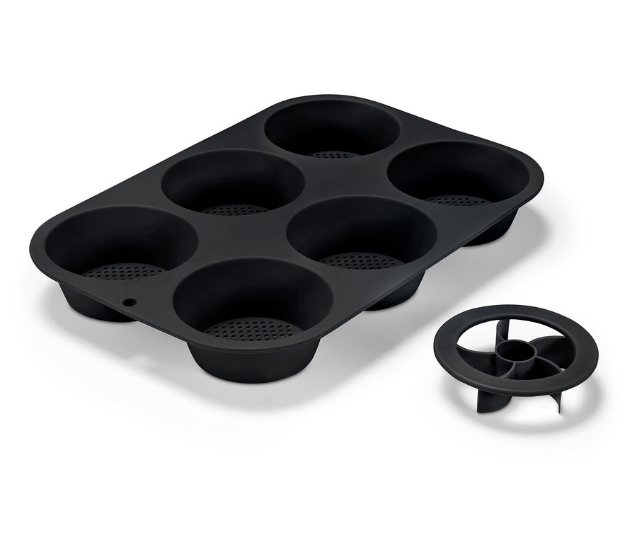 Czarna silikonowa forma do pieczenia z sześcioma wgłębieniami i wyjmowanym dnem.