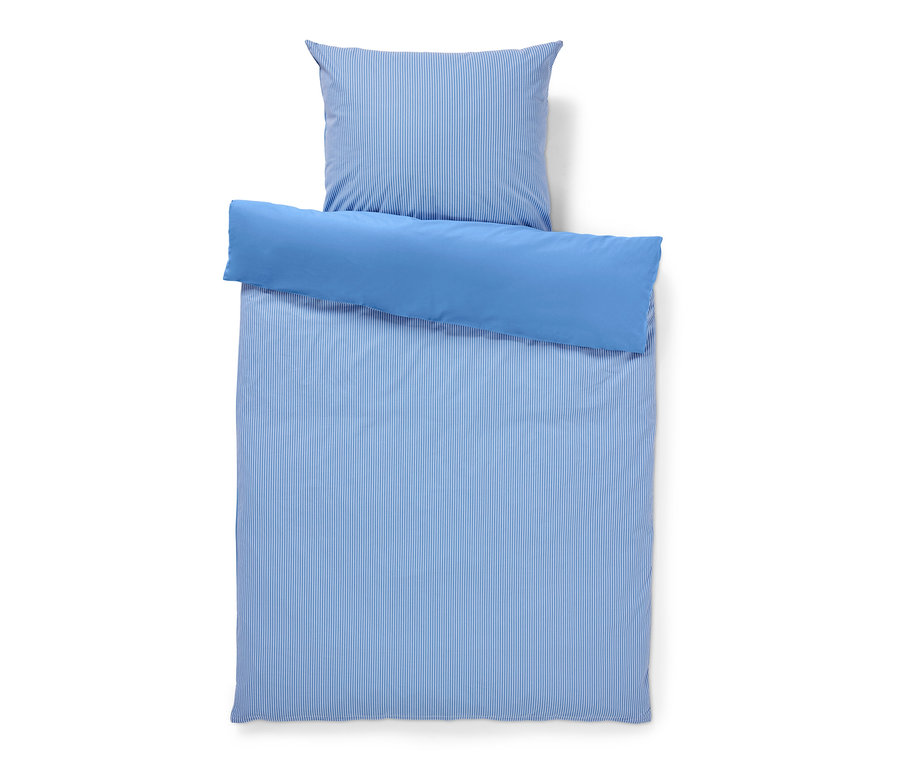 Pościel z bawełny renforcé w niebiesko-białe paski w rozmiarze standardowym oraz niebieska pościel z bawełny renforcé w rozmiarze niestandardowym.