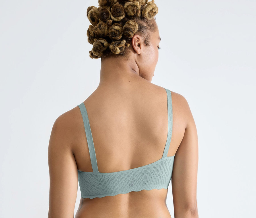 Kobieta tyłem do kamery ma na sobie top i figi sloggi ZERO Feel Bliss w kolorze misty turquoise.
