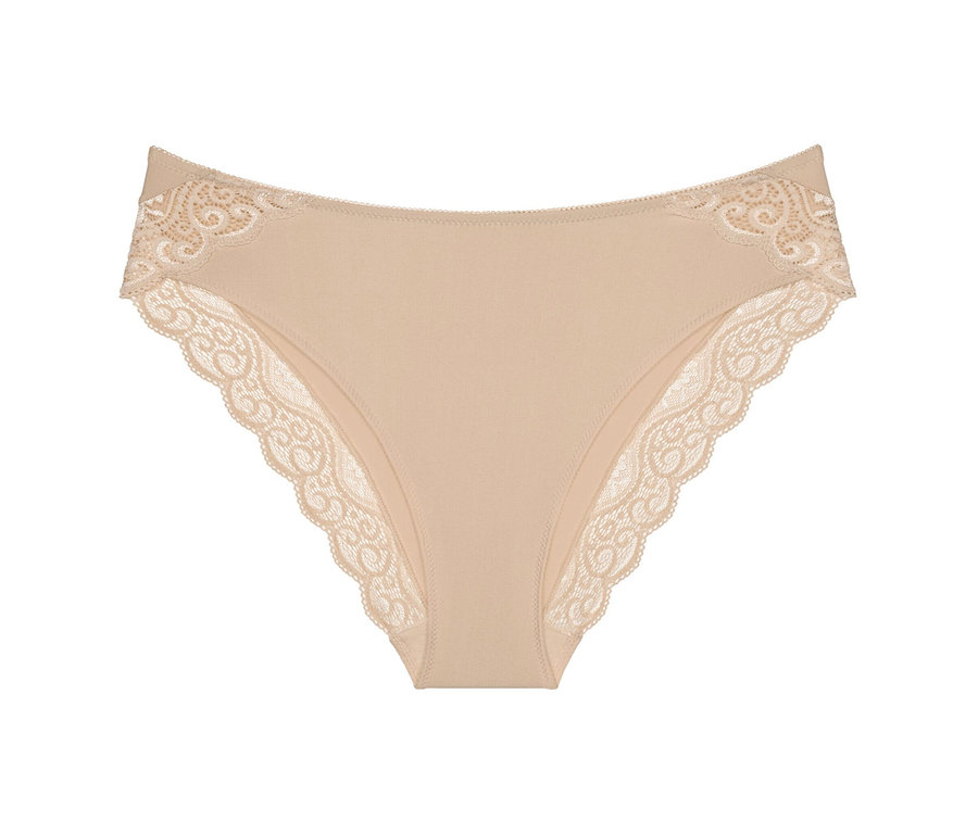 Figi Triumph Amourette Tai w kolorze skóry, wykończone koronką.