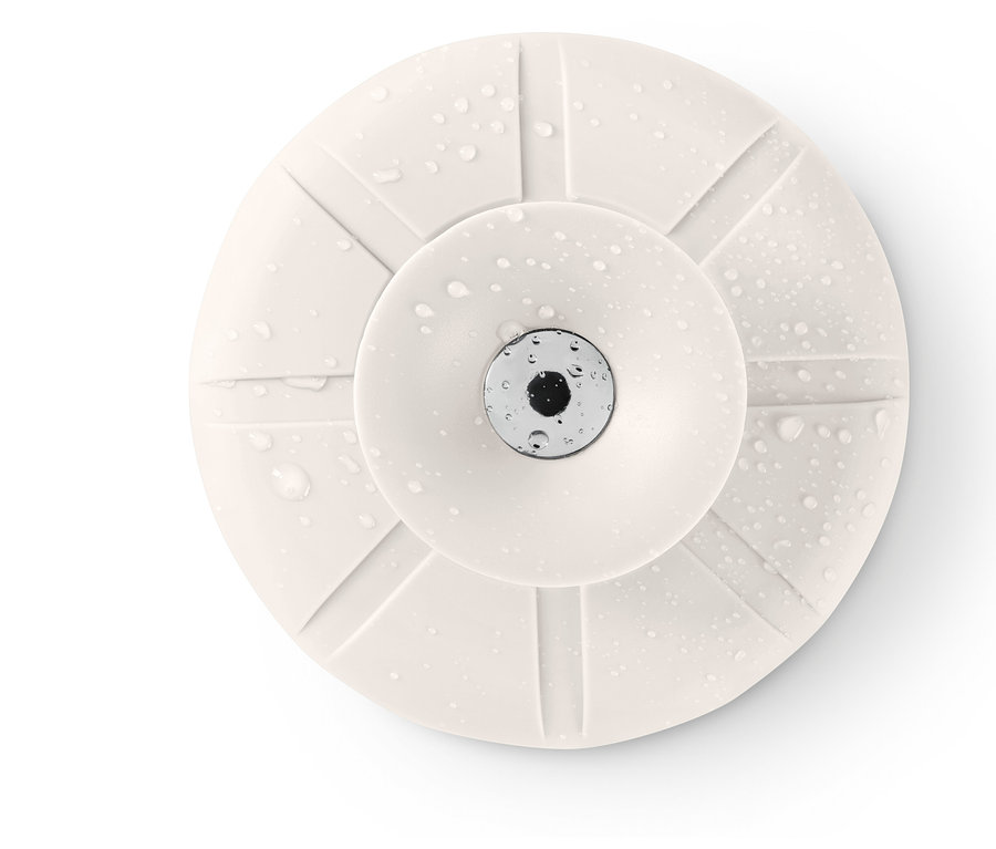 Biały, okrągły obiekt z chromowanym środkiem i kroplami wody.