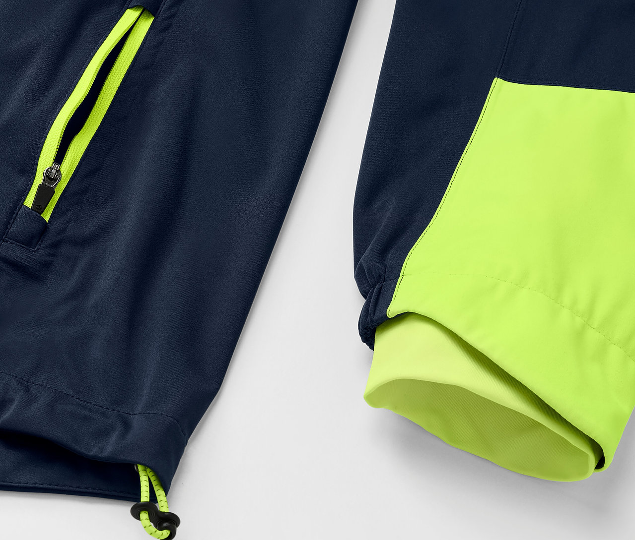 Szczegółowy widok kurtki przeciwdeszczowej Rad-Regenjacke, granatowa kurtka z neonowożółtymi detalami zamka błyskawicznego i mankietów.