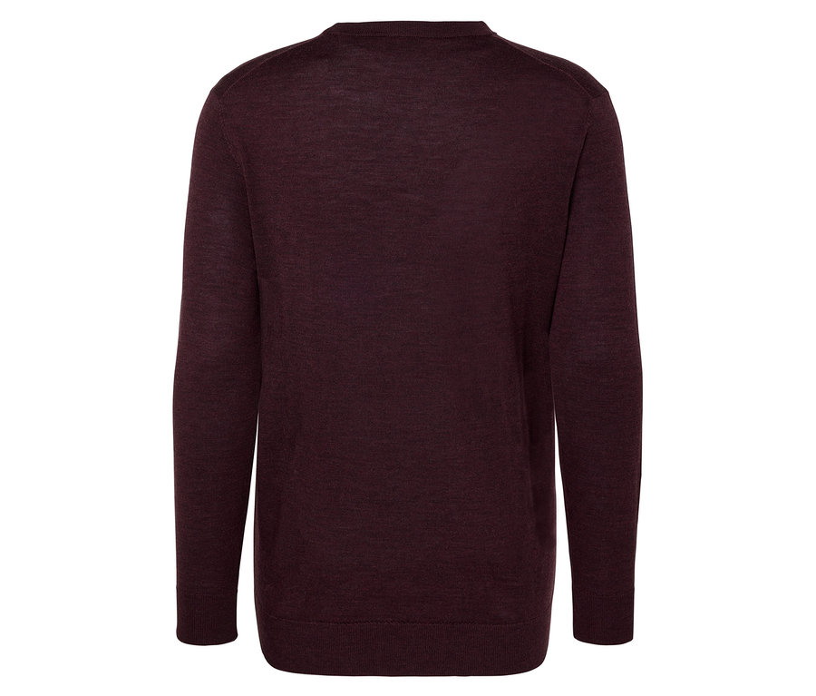Zbliżenie na bordowy sweter z wełny merino.