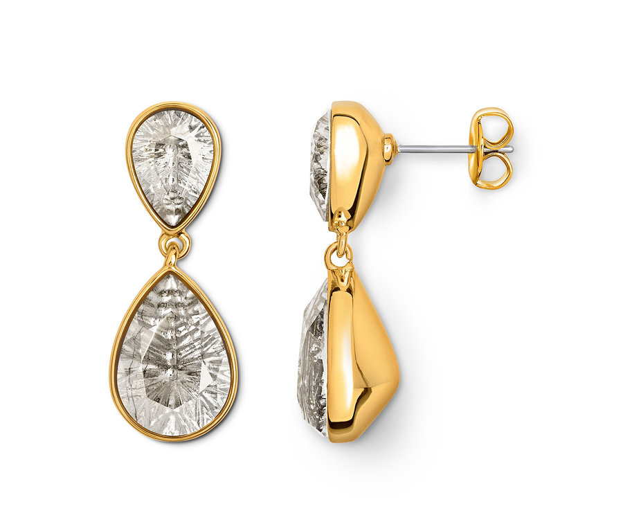 Kolczyki ze złotą ramką i przezroczystymi kamieniami w kształcie łez.