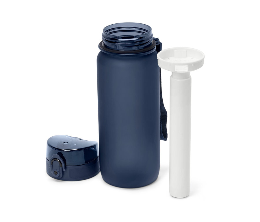 Niebieska butelka na wodę z pokrywką i białym filtrem.