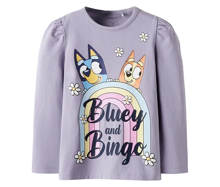Fioletowa koszulka z długim rękawem NAME IT »BLUEY« przedstawia Bluey i Bingo nad tęczą z stokrotkami.