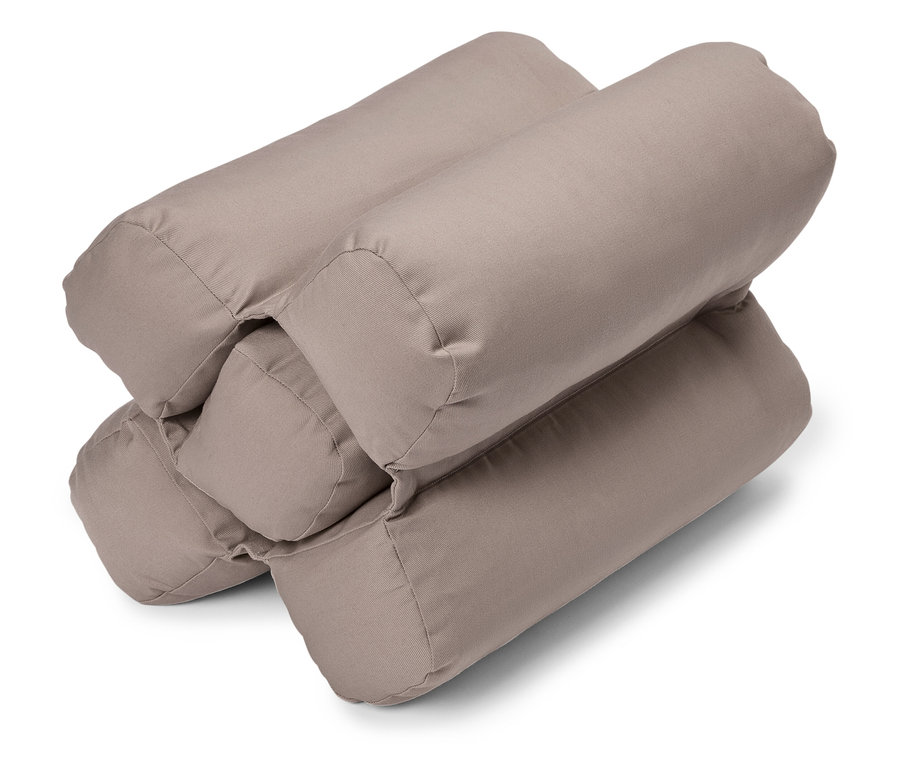 Stos czterech cylindrycznych poduszek w kolorze taupe.
