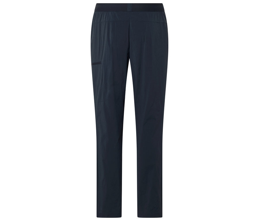 Na białym tle widoczne są granatowe spodnie.