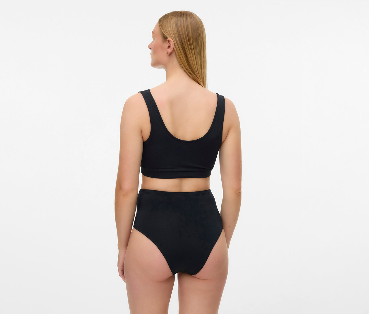 Kobieta od tyłu w biustonoszu ciążowym MAMALICIOUS „MLHELENA”, 2 sztuki i majtkach z wysokim stanem.