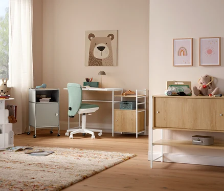 Miętowy fotel Topstar Sitness »Home S'cool« stoi przed biurkiem. Na podłodze leży beżowy dywan »Himalaya«.