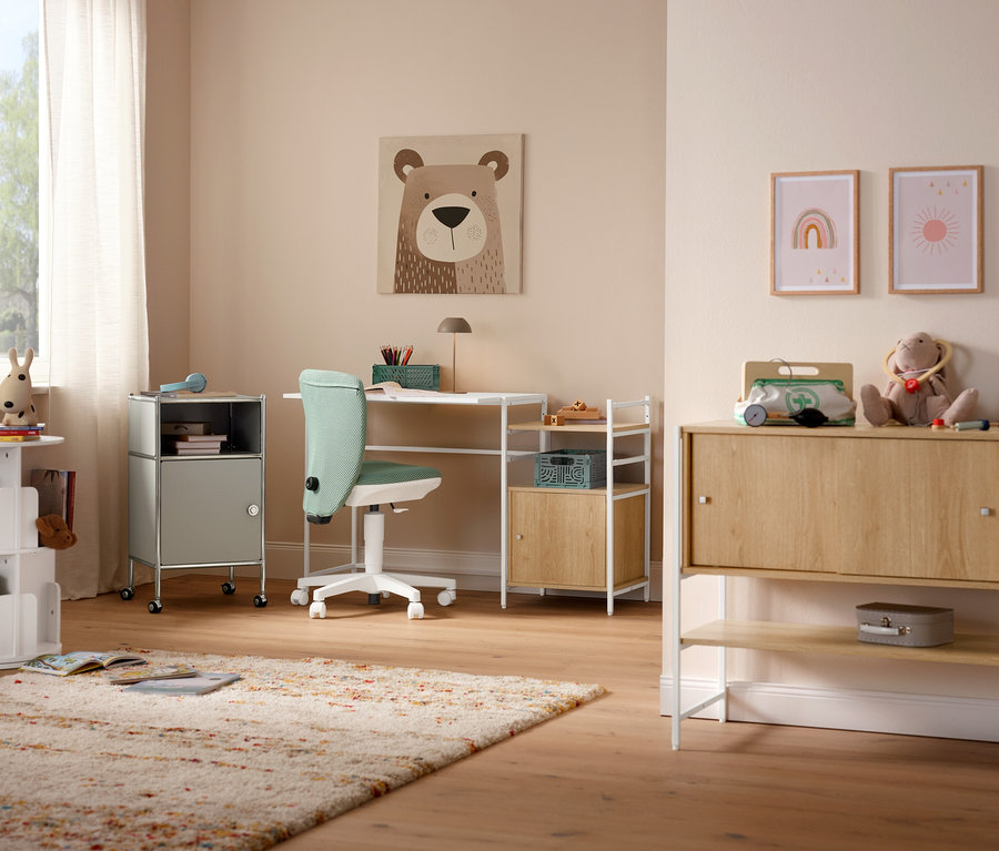 Miętowy fotel Topstar Sitness »Home S'cool« stoi przed biurkiem. Na podłodze leży beżowy dywan »Himalaya«.