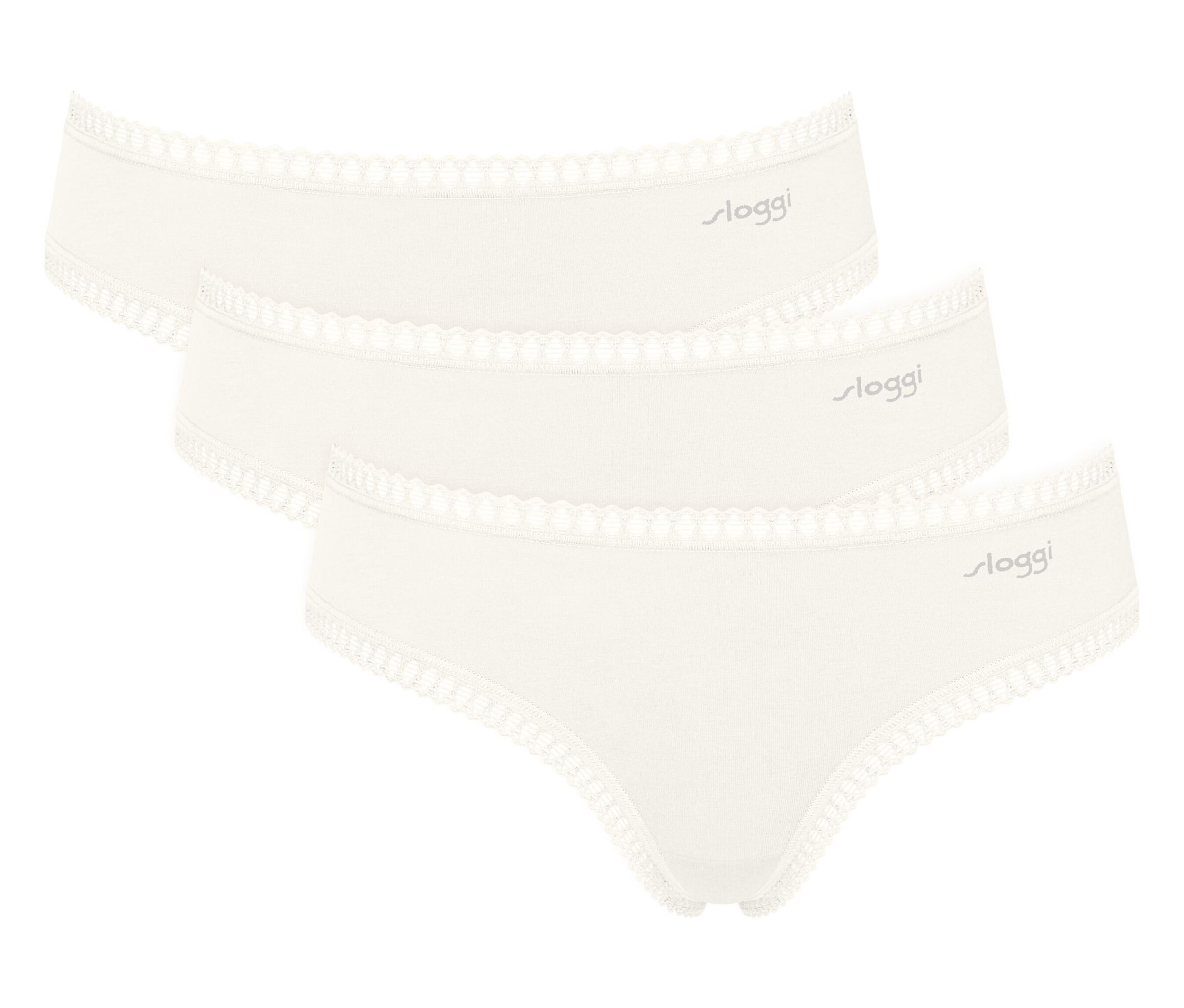 Trzy białe majtki Sloggi z koronkowym wykończeniem leżą na sobie.