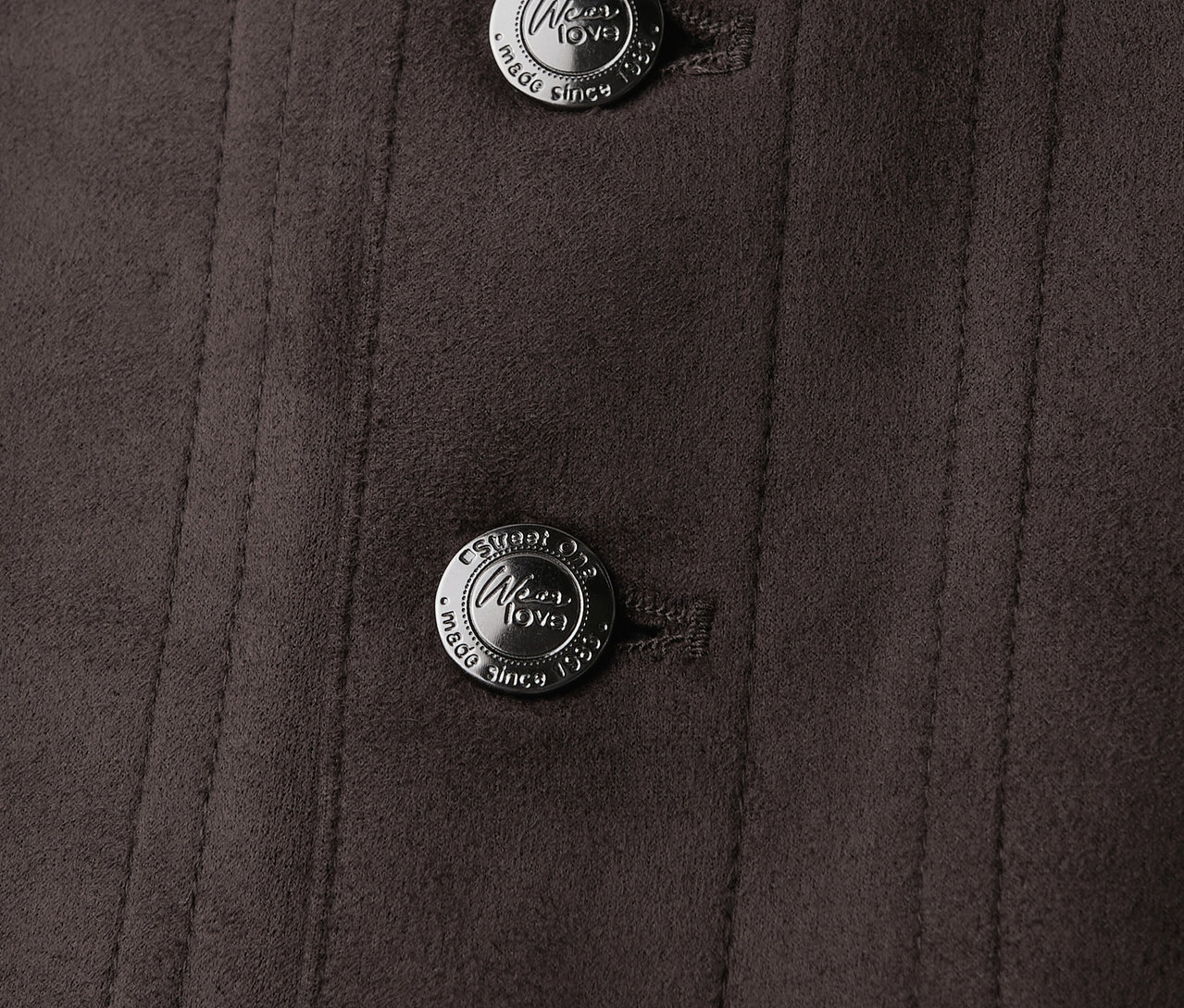 Zbliżenie na welurową spódnicę Street One z dwoma srebrnymi guzikami.