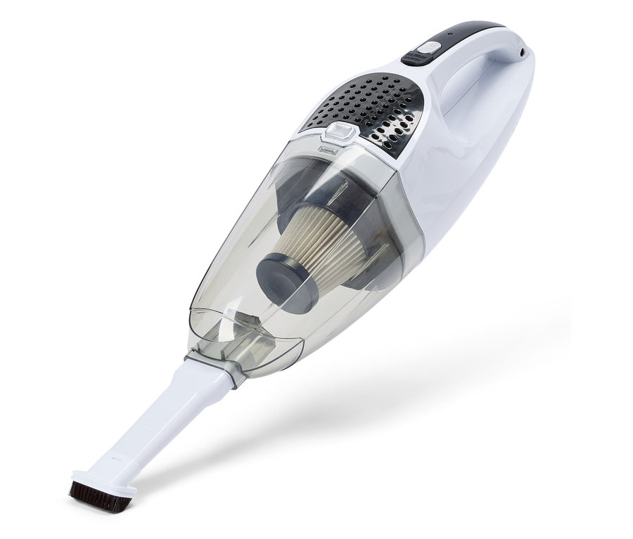 Biały, bezprzewodowy odkurzacz ręczny z przezroczystym pojemnikiem na kurz i szczotką leży na białym tle.