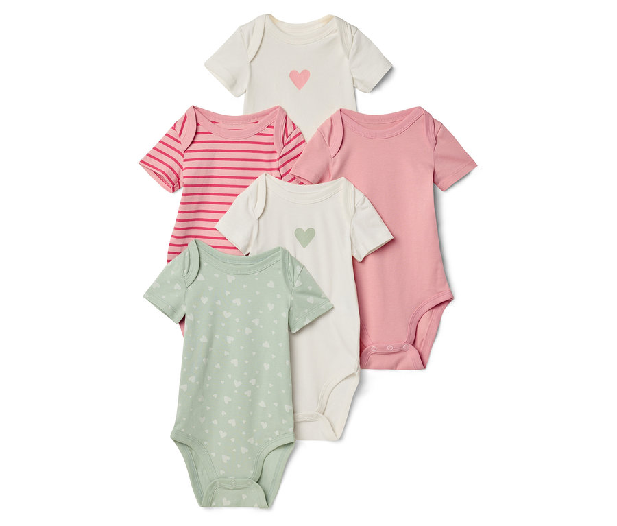 Pięć krótkich body dziecięcych w różnych kolorach i wzorach leży na sobie.