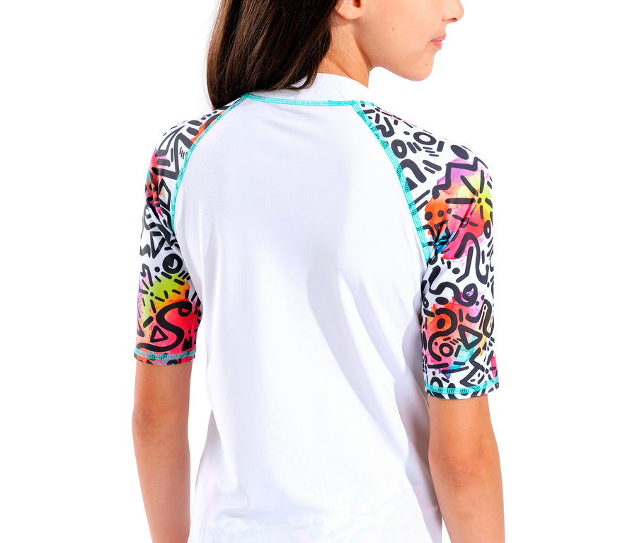 Osoba nosi białą koszulę z kolorowymi wzorami na rękawach.