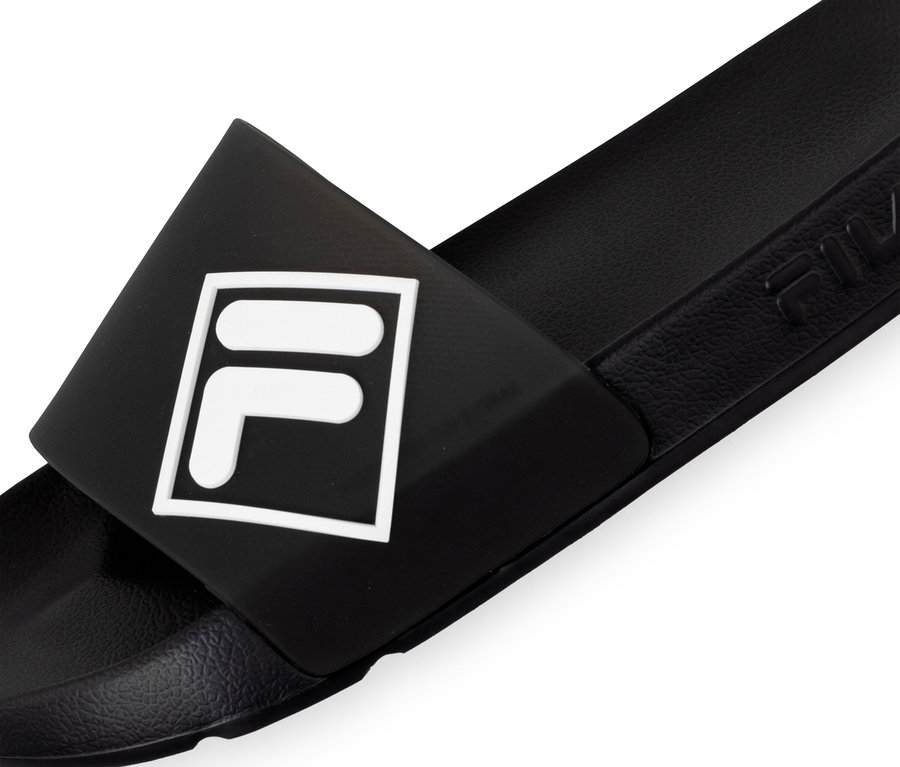 Czarne klapki męskie FILA Lugo z białym logo FILA na pasku.