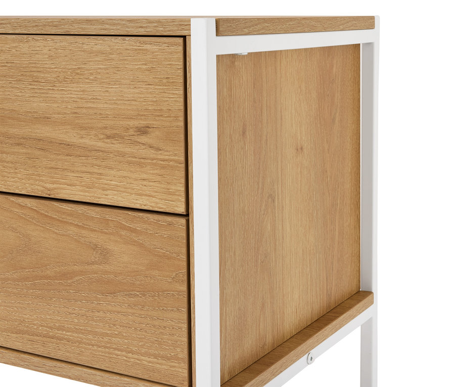 Zbliżenie drewnianej szafki z dwiema szufladami i białą metalową ramą.