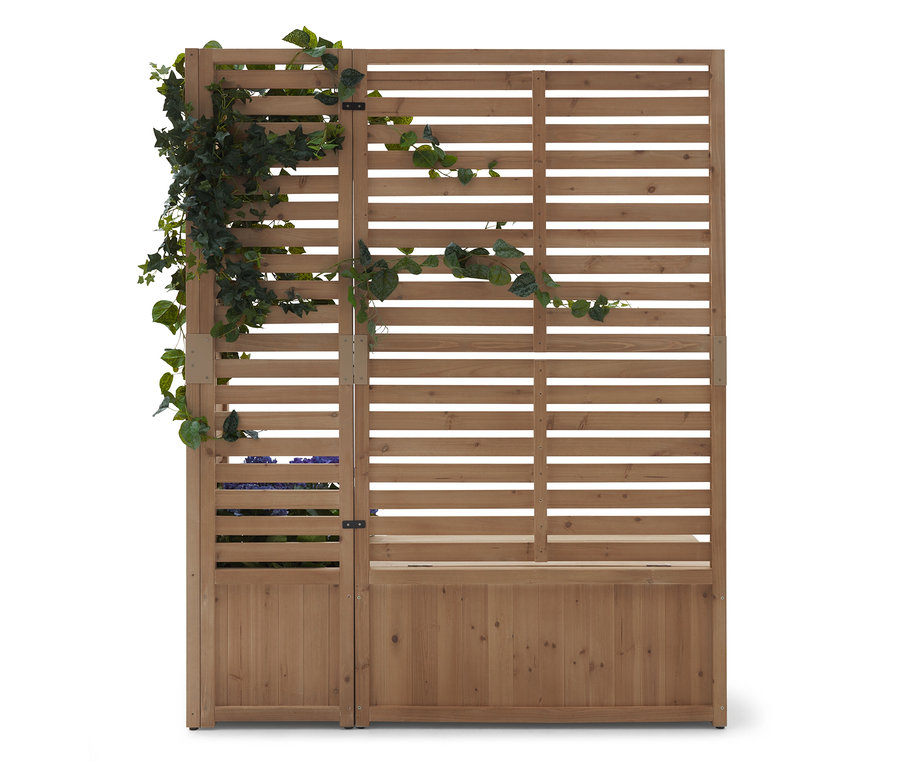 Drewniany parawan z pnączami.