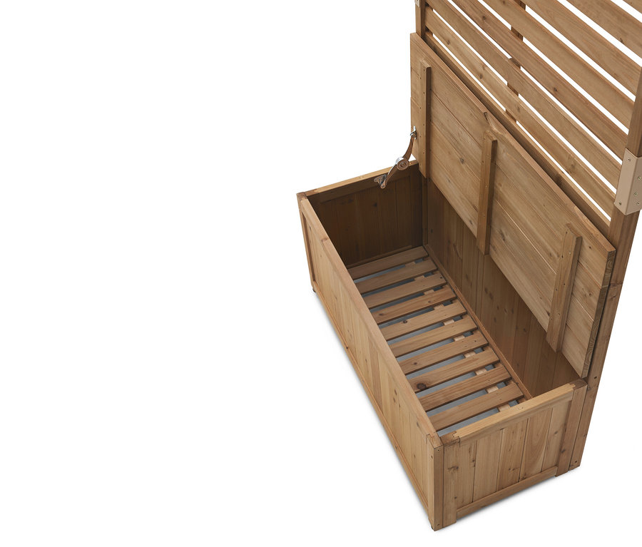 Otwarty, drewniany pojemnik ogrodowy ze spodem z listew i częściowo otwartą pokrywą stoi na białym tle.