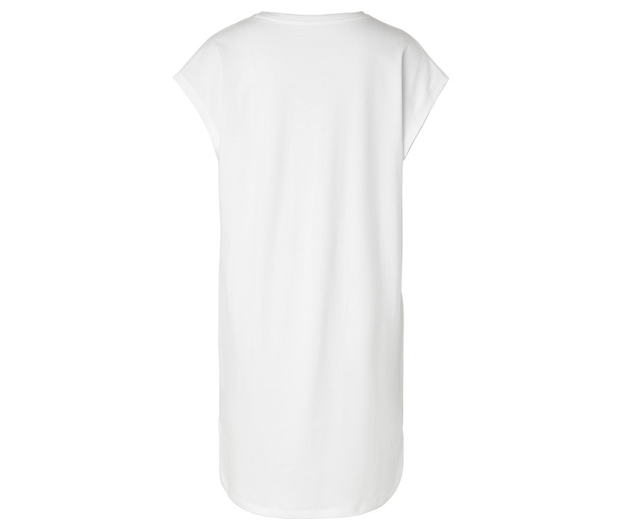 Biała, do kolan sukienka T-shirt, sfotografowana od tyłu.