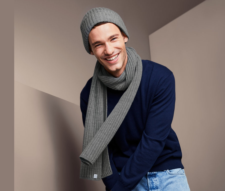 Mężczyzna w szaliku z dzianiny.