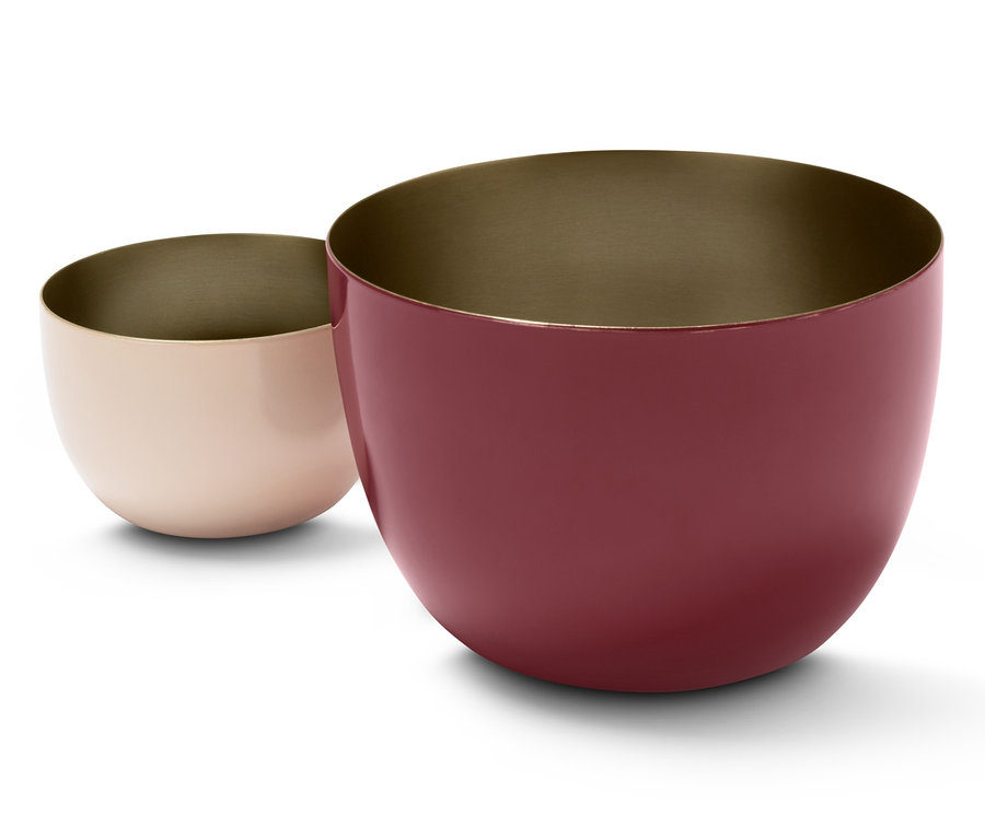 Dwa świeczniki tealight: jeden różowy, drugi bordowy.