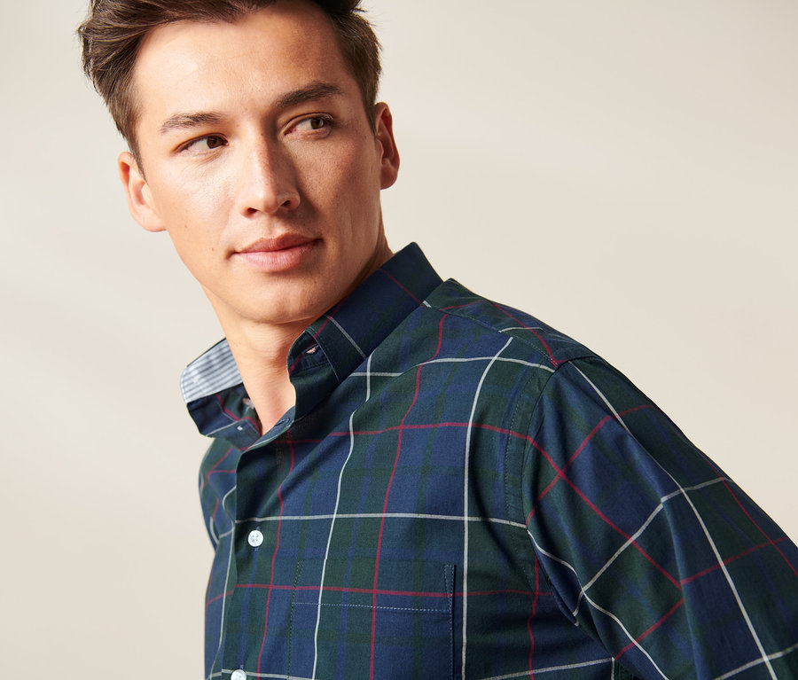 Mężczyzna ma na sobie koszulę.