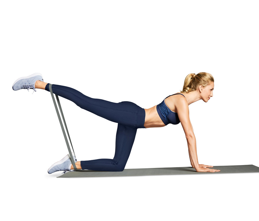 Kobieta ćwiczy z taśmami treningowymi, 3 sztuki, na macie.