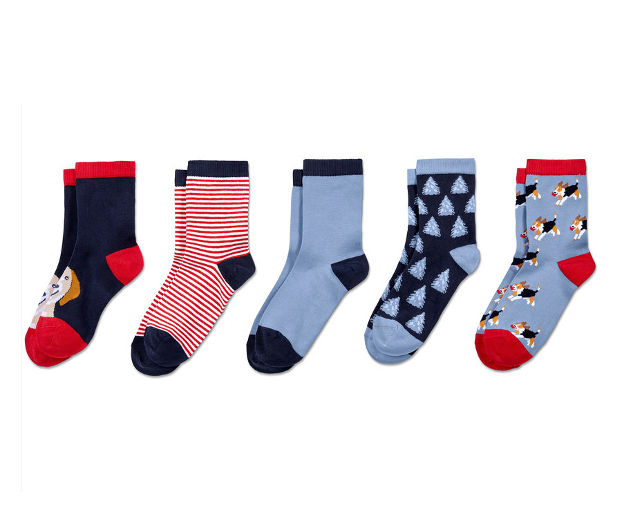 Pięć par skarpetek o różnych wzorach.