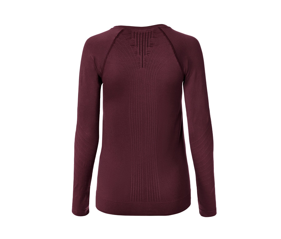 Zbliżenie na bordową, bezszwową bieliznę funkcyjną z długim rękawem.