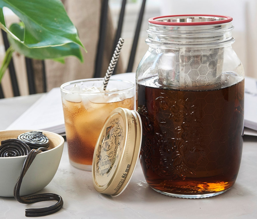 Kawa parzona na zimno w szklance i słoik z zaparzaczem na zimno »BrewJar«.