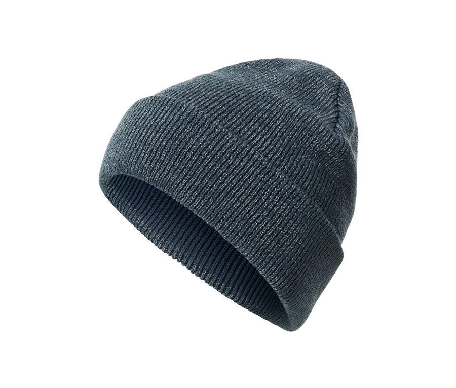 Niebieska czapka z dzianiny.