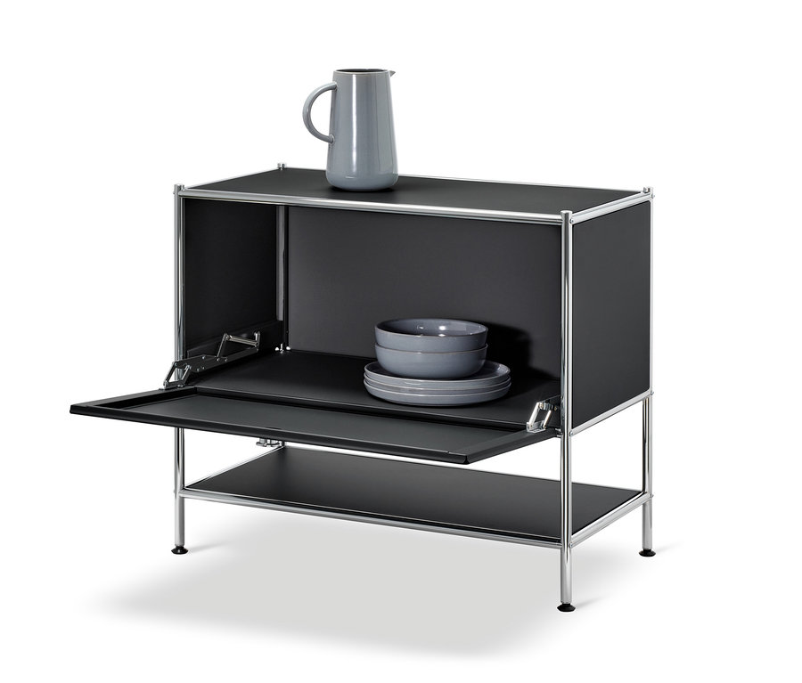 Czarna szafka typu sideboard »CN3« z otwartą klapą, na górze stoi szary wazon, w środku szare miski i talerze.