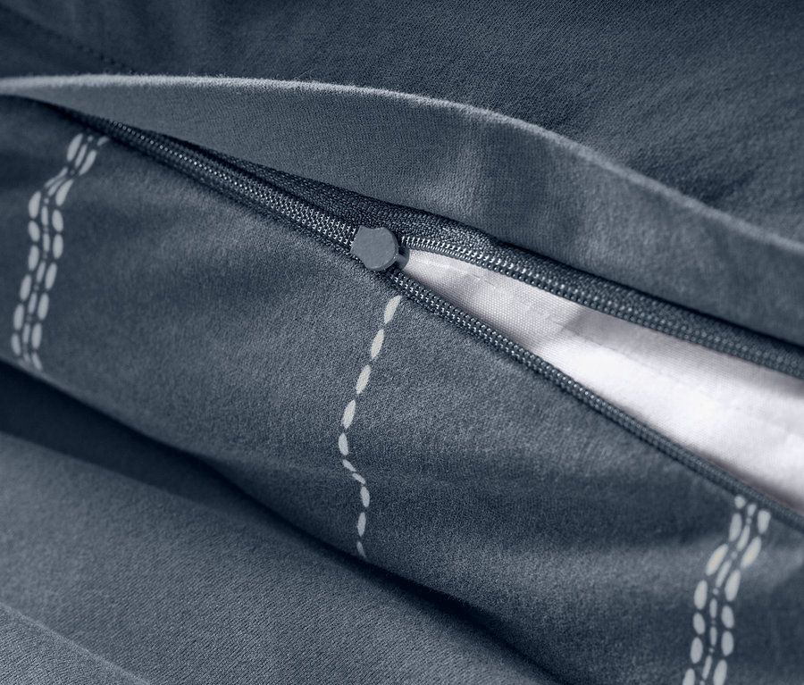 Zbliżenie na szarą pościel z zimowego dżerseju z zamkiem błyskawicznym.