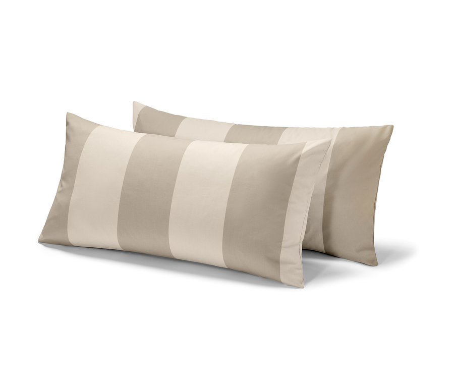 Dwie beżowe poszewki na poduszki ze szlachetnej flaneli w paski.