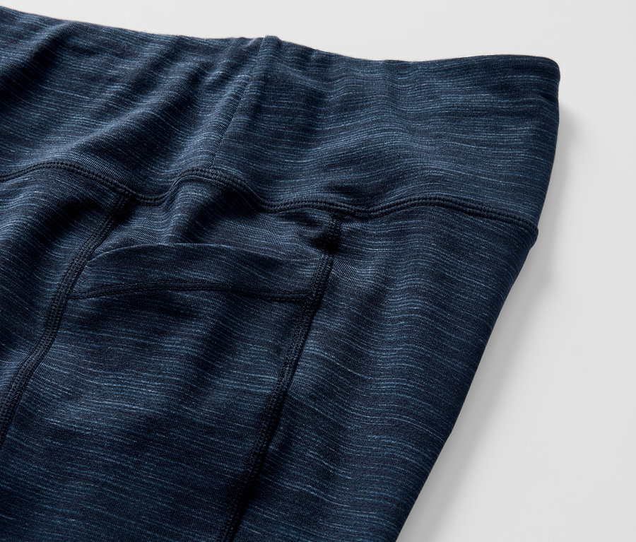 Zbliżenie na legginsy sportowe.