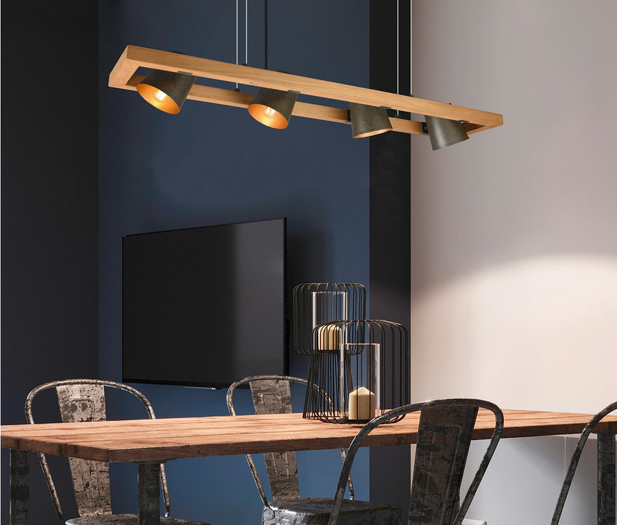 Aranżacja stołu z czterema krzesłami pod czteropłomienną lampą wiszącą Trio Bell.