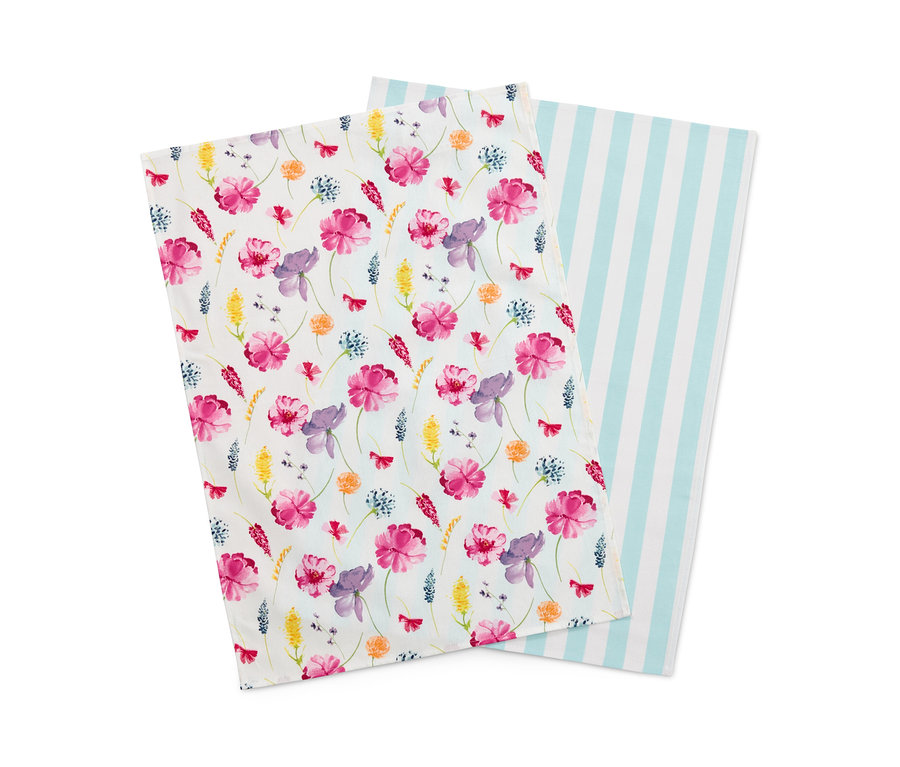 Dwie ścierki do naczyń: jedna we wzory kwiatowe, druga w niebieskie paski.