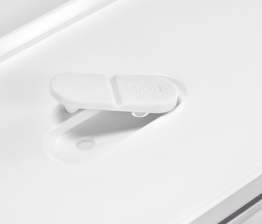 Szczegół białego pojemnika na żywność z napisem "open".